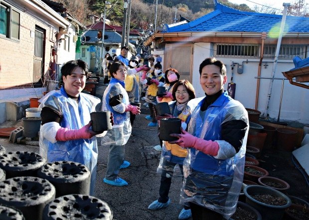 고려아연 임직원, 대한적십자사와 ‘사랑의 연탄나눔’ 봉사