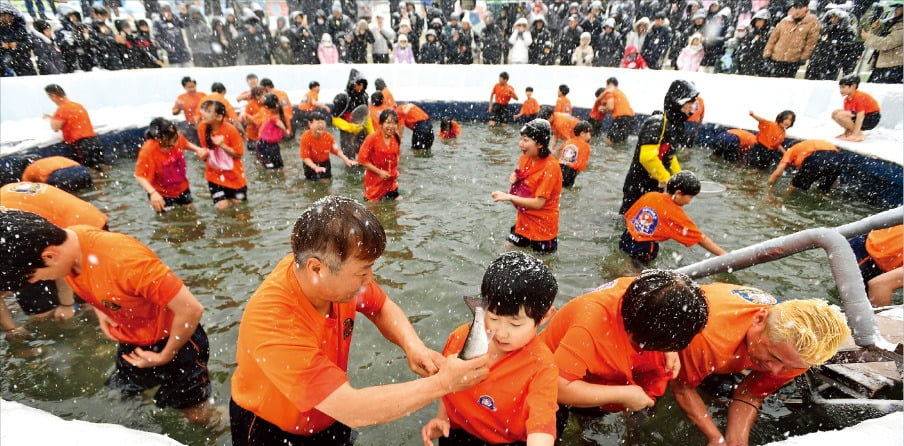 강원 화천군에서 열리는 화천산천어축제에서 방문객들이 각종 프로그램을 즐기고 있다. /화천산천어축제 제공 