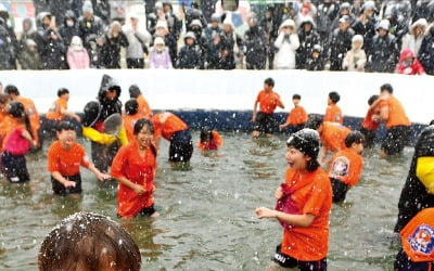 화천산천어축제, 얼음낚시·산천어 맨손잡기·눈썰매…NYT도 꼽은 아시아 대표 겨울축제