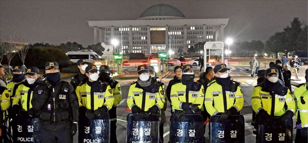 비상계엄이 선포된 지 1시간 여만에 3일 밤 국회 앞에서 경찰 병력이 의원과 보좌진들의 출입을 통제하고 있다. / 사진=뉴스1 