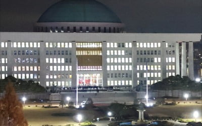 계엄선포 후 2시간40분 만에 국회 소집…본관 진입한 계엄군 철수