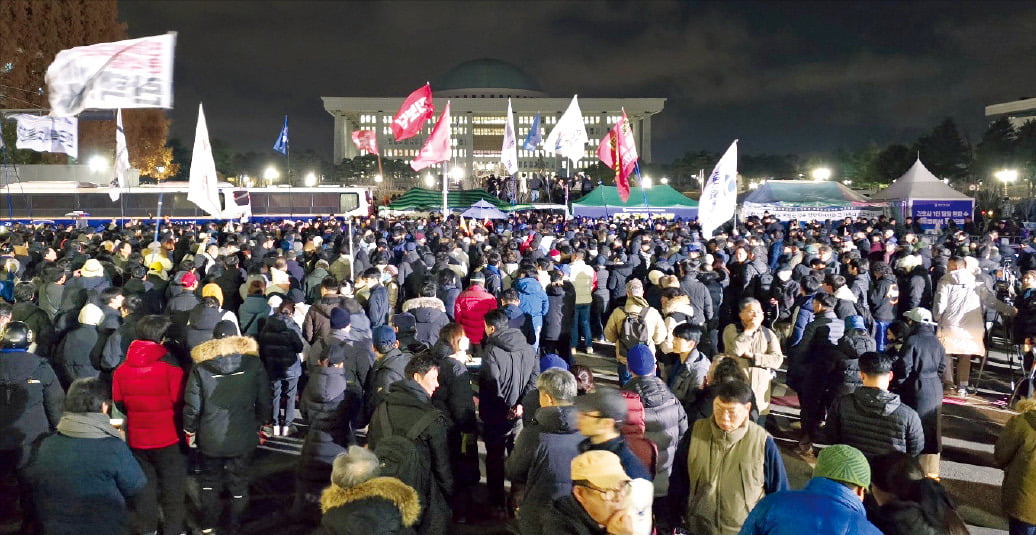 < 국회 앞으로 모인 시민들 > 윤석열 대통령이 비상계엄을 선포한 3일 밤 국회 앞 도로에서 시민들이 계엄 조치에 항의하는 시위를 하고 있다.  /최혁 기자 