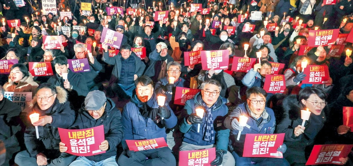 < 정권퇴진 촛불집회 > 시민사회단체 연합인 촛불행동이 4일 저녁 서울 종로구 동화면세점 앞에서 윤석열 대통령 퇴진과 내란죄 체포 등을 촉구하는 시민 촛불집회를 열고 있다. 같은 시간 광주, 대구, 부산, 울산 등에서도 촛불집회가 열렸다. 전국에서 동시다발적으로 촛불집회가 이뤄진 것은 ‘박근혜 탄핵 정국’이 이어진 2016년 이후 8년 만이다. /뉴스1 