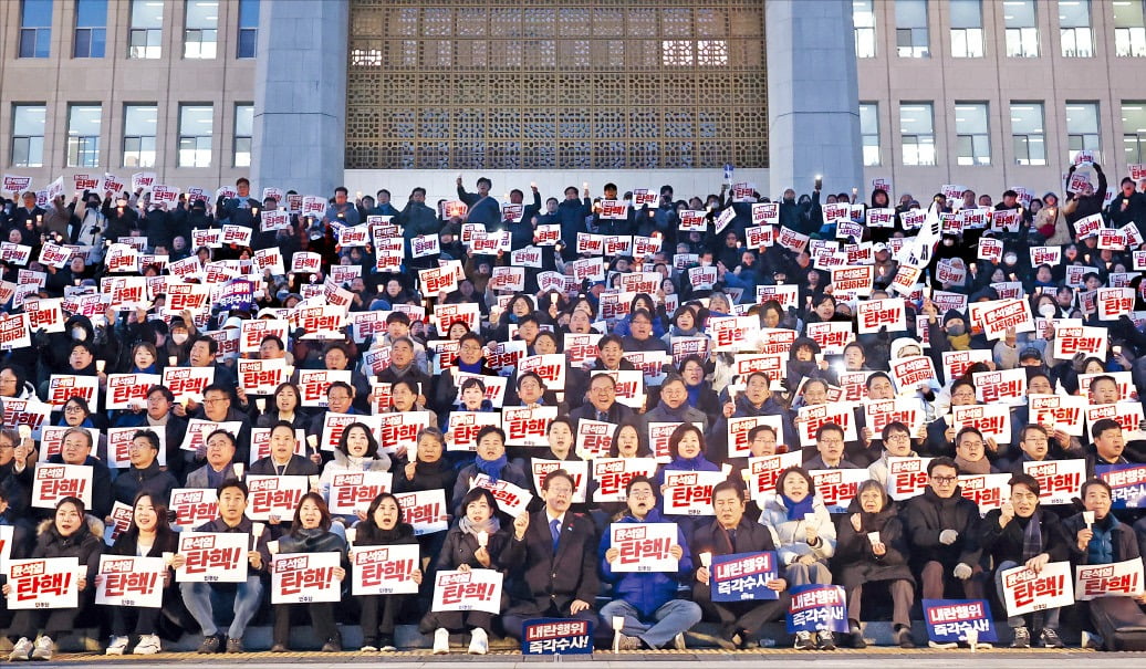 < 국회 집결한 野 > 더불어민주당 등 야당 의원과 지지자들이 4일 국회 본관 앞 계단에서 열린 ‘윤석열 대통령 사퇴촉구 탄핵추진 비상시국대회’에서 팻말을 들고 구호를 외치고 있다.  /연합뉴스 