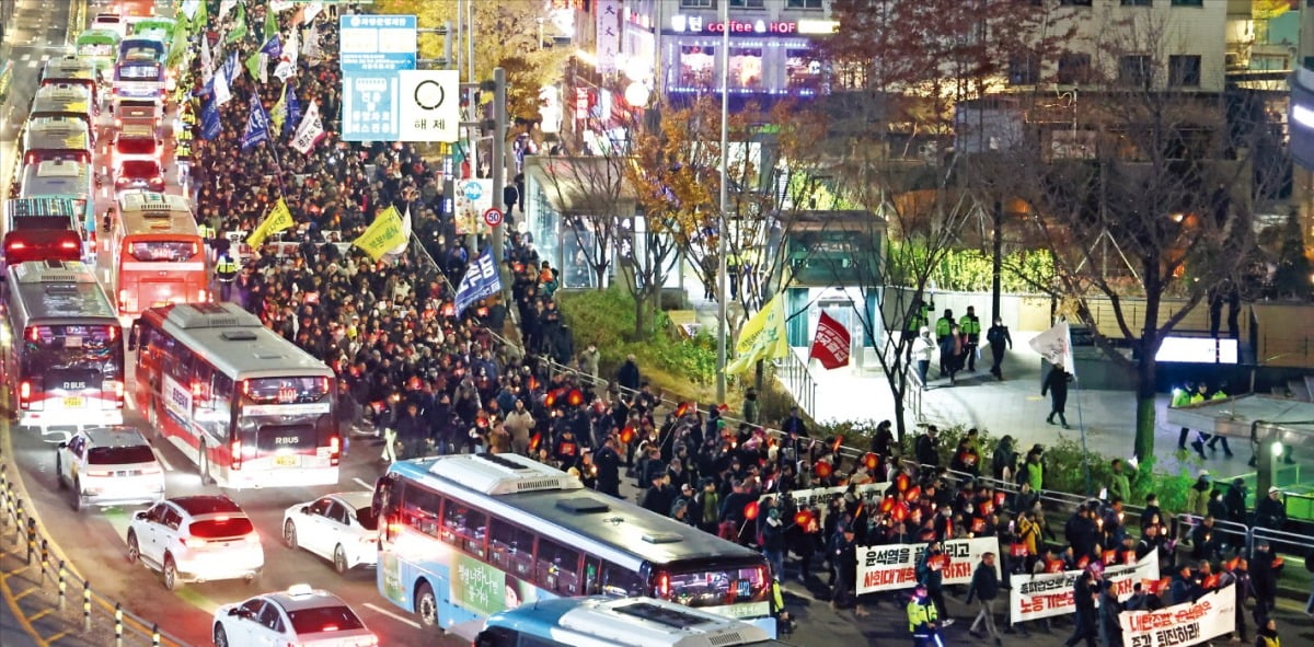 < 8년 만에 다시 ‘촛불정국’ > 4일 오후 6시30분께 서울 세종로 동화면세점 앞에서 열린 촛불집회 참석자들이 용산 대통령실 방향으로 행진하고 있다.  연합뉴스 