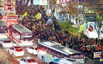 광화문서 다시 켜진 촛불…10대부터 60대까지 "尹 퇴진" 용산 행진