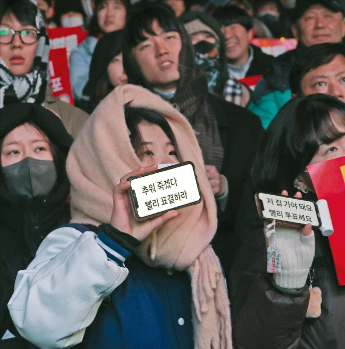 < 흥겨운 시위 주도하는 MZ > 지난 7·8일 국회 앞에서 열린 범국민촛불대행진에 참가한 젊은이들이 다양한 응원봉과 아이돌 피켓을 들고 윤석열 대통령 탄핵 소추안 가결을 촉구하고 있다. 이번 탄핵 시위에 참여한 MZ세대들은 과거와 달리 놀이 형태의 시위 문화를 선보이고 있다는 평가다. 최혁/임형택 기자 