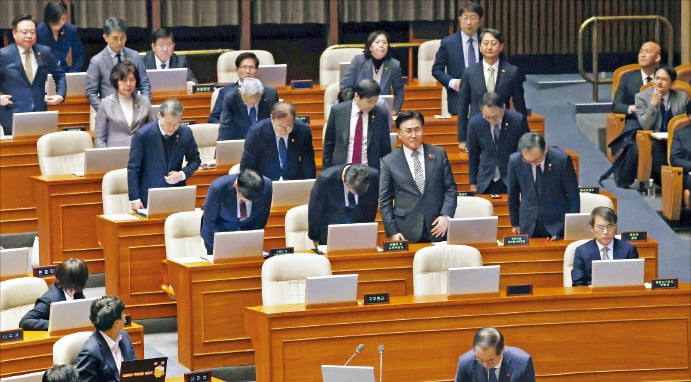 < 허리 굽혀 사과한 국무위원들 > 한덕수 국무총리를 비롯한 국무위원들이 11일 국회 본회의에서 ‘12·3 비상계엄 사태’와 관련해 사과하고 있다. /강은구 기자 