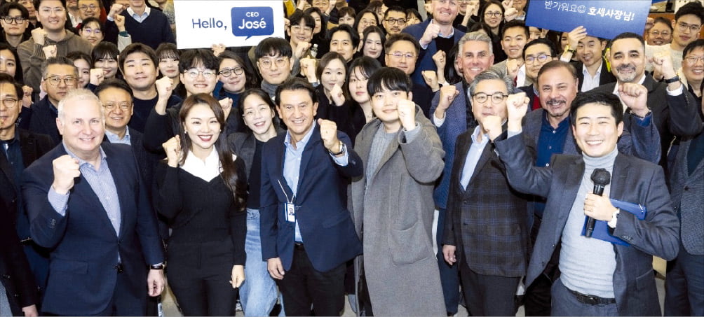 호세 무뇨스 현대자동차 차기 최고경영자(CEO·앞줄 왼쪽 세 번째)가 11일 서울 역삼동 강남대로 사옥에서 직원들과 타운홀 미팅을 한 뒤 기념촬영하고 있다. 장재훈 신임 부회장(앞줄 오른쪽 두 번째)과 랜디 파커 신임 북미권역본부장(두 번째 줄 맨 오른쪽) 등이 함께했다. 호세 무뇨스 링크트인 캡처 