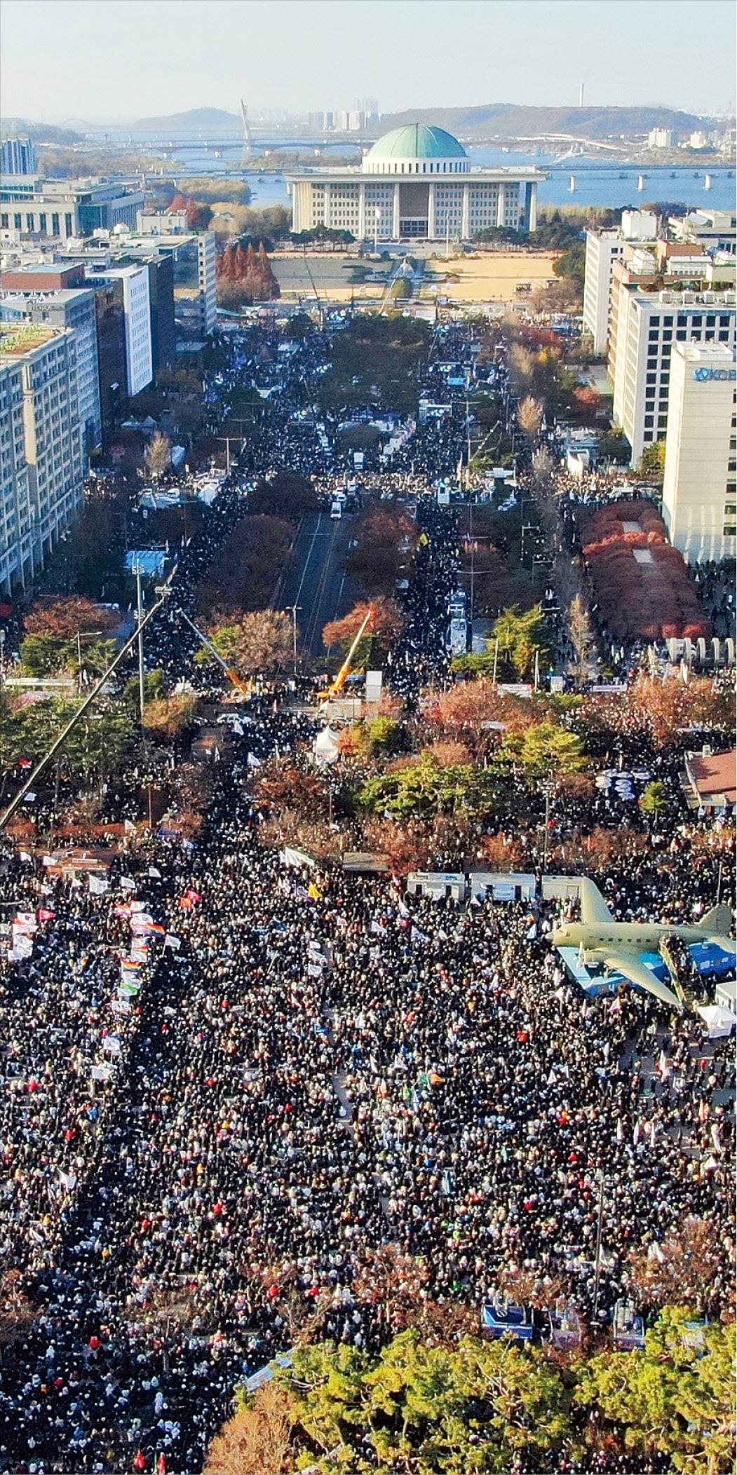 14일 윤석열 대통령 탄핵소추안 통과를 촉구하는 ‘범국민촛불대행진’이 열린 국회의사당 앞 모습. 전국 곳곳에서 시민들이 몰려 주최 측 추산 200만 명(경찰 추산 20만 명)이 운집해 여의도 전역이 인산인해를 이뤘다.  연합뉴스 