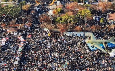 국회 앞 모인 100만 시민들 "헌정질서 파괴에 당연한 결과"