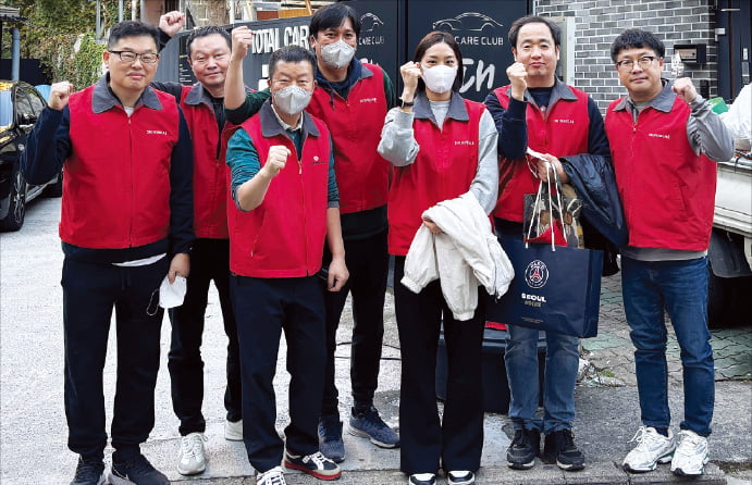 대구신세계 임직원들이 달서구의 그룹홈에서 주거환경개선 봉사활동인 러브하우스 프로젝트에 참여했다.  대구신세계 제공
 