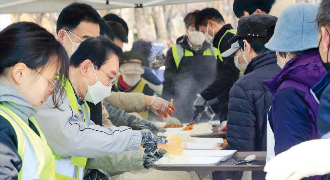 표철수 엑스코 사장(왼쪽 두 번째)과 임직원들이 지난 3월 사랑의 밥차 봉사활동을 하고 있다.  엑스코 제공 