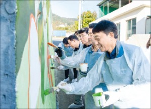 광양제철소 봉사단이 광양시 섬거마을에서 페인트칠 봉사활동을 하고 있다. /광양제철소 제공 