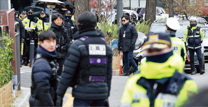 < 대통령 관저 통제 > 17일 서울 한남동 대통령 관저 인근에서 경계 근무를 서는 경찰 인력이 관저로 향하는 길을 통제하고 있다.  뉴스1 