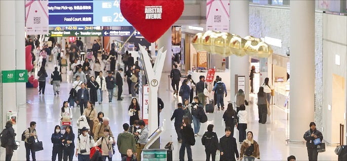 지난 16일 인천국제공항 제1터미널 면세구역에서 여행객들이 이동하고 있다. /뉴스1 