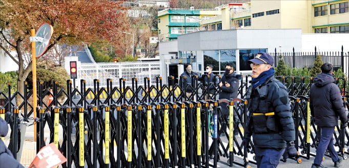 윤석열 대통령이 25일 고위공직자범죄수사처의 2차 소환조사 요구에 불응한 가운데 서울 한남동 대통령관저 앞을 경찰이 지키고 있다.  최혁 기자 