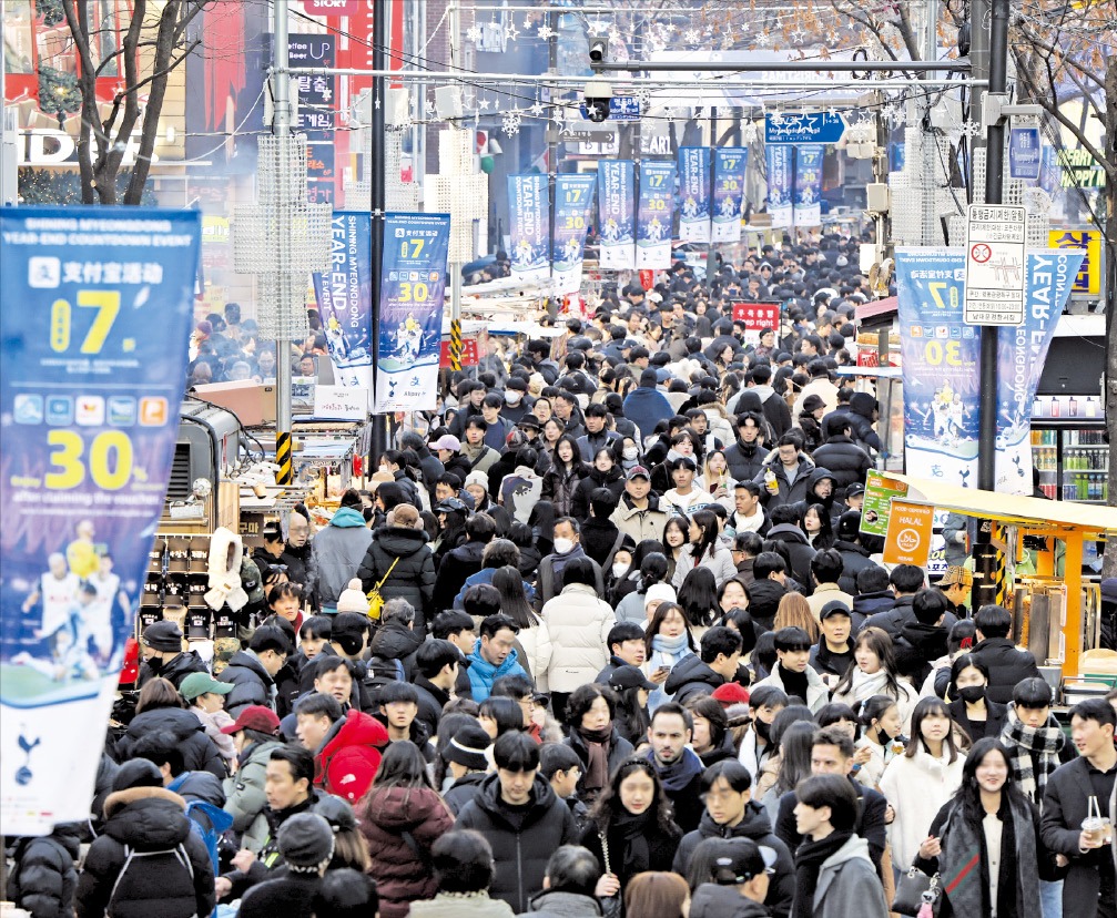 [포토] 인파로 붐비는 성탄절 명동거리 