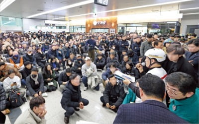 "항공기 불타 생존 가능성 없다" 발표에…'눈물바다'된 가족 대기실