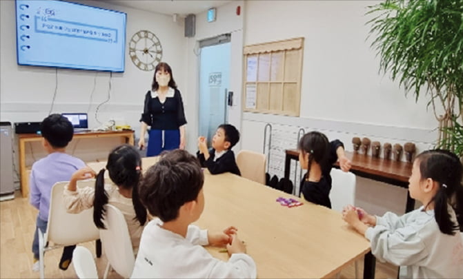 금융산업공익재단은 전국퇴직금융인협회와 함께 특수학교 어린이 대상 금융교육을 진행하고 있다.  금융산업공익재단 제공