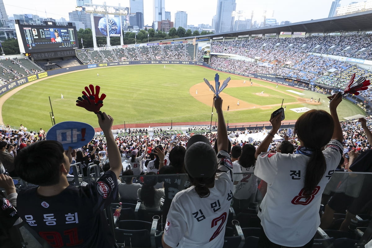 올해 한국 프로야구(KBO)가 역대 최소 경기로 800만 관중을 돌파하며 흥행 열풍을 이어가고 있는 가운데 지난 14일 두산과 롯데 경기가 펼쳐지고 있다./한국경제