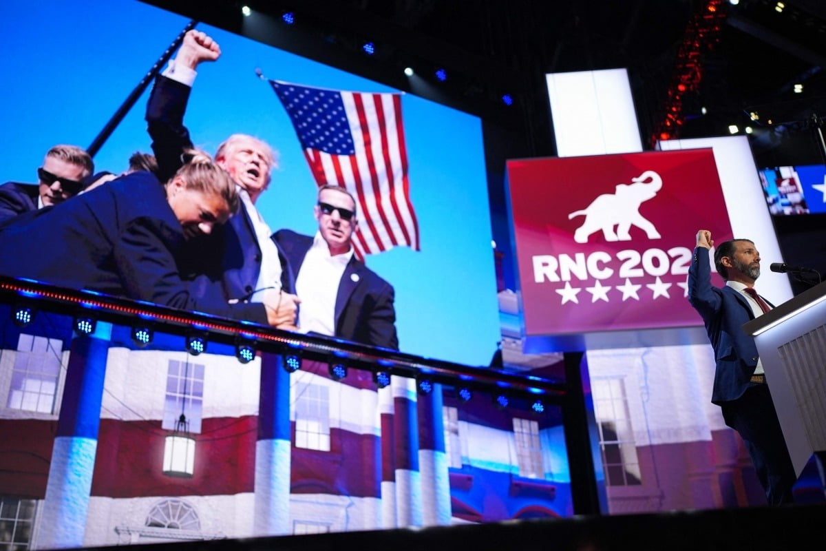 도널드 트럼프 주니어가 7월 미국 공화당 전당대회에서 아버지인 도널드 트럼프 대통령 당선인이 유세 도중 총격을 당한 직후 피를 흘리면서도 주먹을 높이 치켜든 사진을 대형 화면에 띄우고 있다. 사진=AFP·연합뉴스