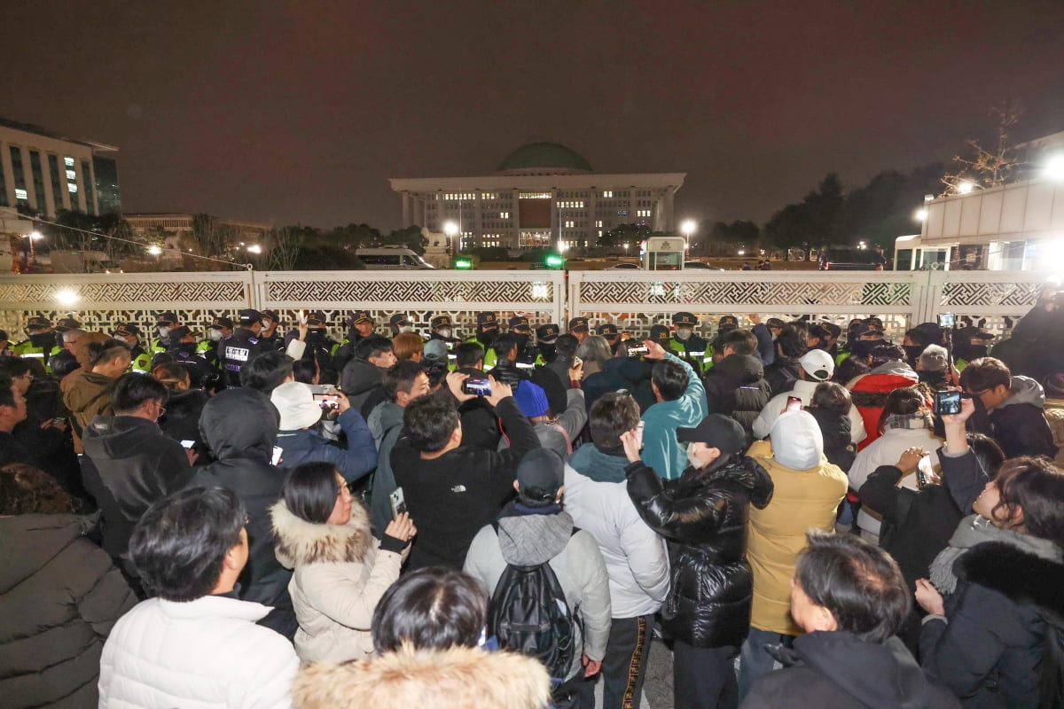 계엄령 선포 무효에 국회 앞 시민들 박수 "대통령 탄핵하라" 외쳐