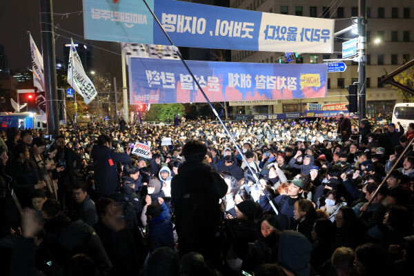 “윤석열 체포하라”...국회 앞 시민들 분노