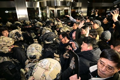 한밤 중 계엄령, 한국 경제에 상흔 남길까…"채권시장 주목해야"