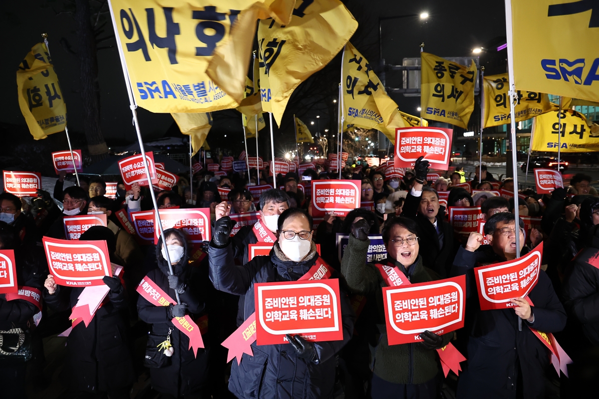 "의료인 처단 대상" 비상계엄 선포에···서울시醫 “윤 대통령 하야 촉구”