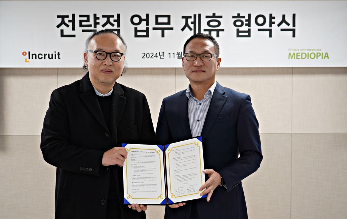 인크루트 문상헌 최고 브랜드 경영자(왼쪽)와 메디오피아테크 김기두 상무. 사진=인크루트