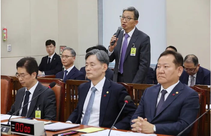 5일 국회에서 윤석열 대통령의 비상계엄 선포·해제 경위와 관련 현안 질의를 위해 열린 행정안전위원회 전체회의에서 우종수 국가수사본부장이 발언하고 있다. 연합뉴스