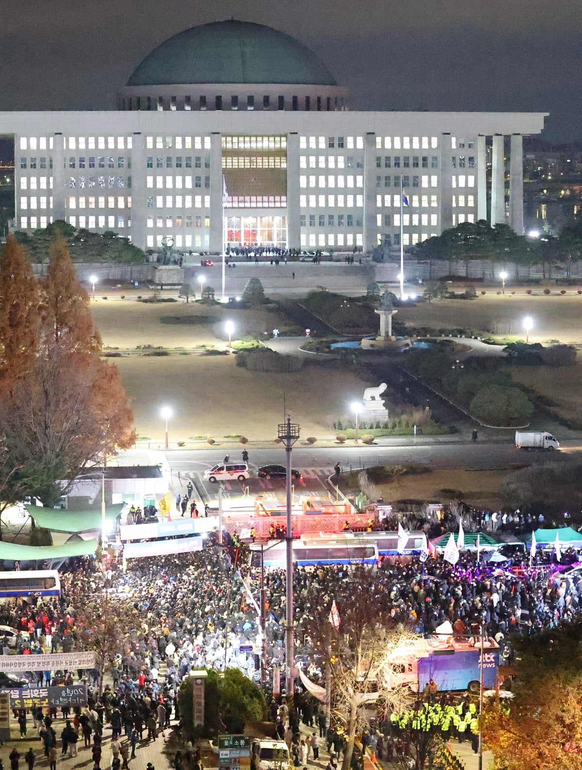 윤석열 대통령이 비상계엄을 선포한 가운데 4일 새벽 서울 여의도 국회의사당에 계엄령 선포에 반대하는 시민 및 이를 저지하는 경찰 병력들이 모여 혼잡스러운 상황을 빚고 있다. 2024.12.4