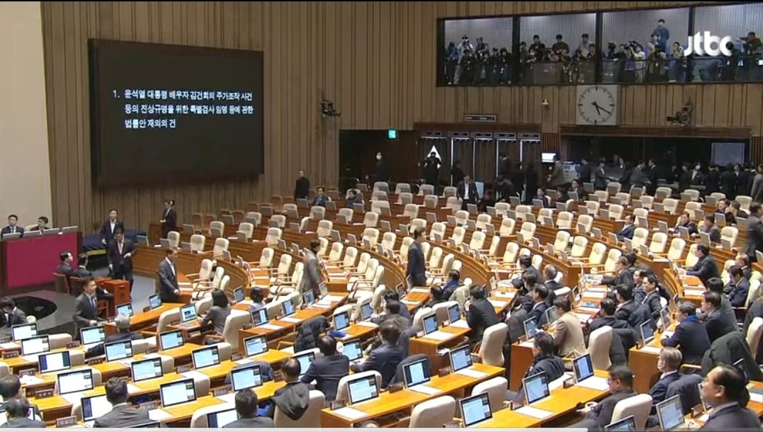 국민의힘 의원들이 7일 오후 국회 본회의에서 김건희 여사 특검법 표결을 위해 자리에서 이동하고 있다. 국민의힘 의원들은 투표를 마친 뒤 윤석열 대통령 탄핵안에 대한 표결을 앞두고 안철수 의원을 제외한 전원이 퇴장했다. 사진=jTBC캡처 