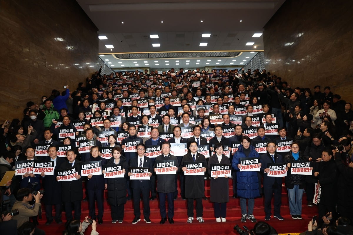 더불어민주당 이재명 대표를 비롯한 의원들이 윤석열 대통령에 대한 탄핵소추안 표결이 무산된 7일 국회에서 탄핵 촉구 및 국민의힘 규탄 대회를 하고 있다. 사진=연합뉴스