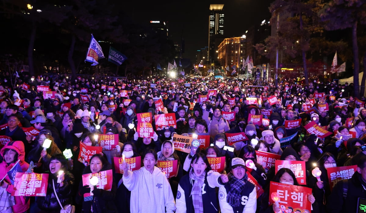 7일 오후 서울 여의도 국회 앞에서 열린 범국민촛불대행진에서 시민들이 윤석열 대통령의 탄핵소추안 가결을 촉구하고 있다./한국경제