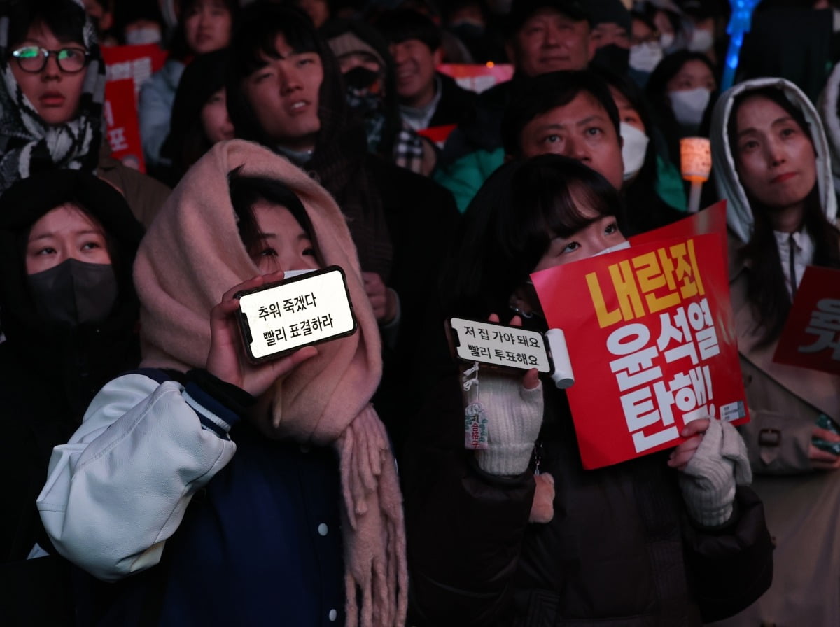 7일 윤 대통령의 탄핵안 표결 당시 국회 앞에 모인 시민들(연합뉴스)
