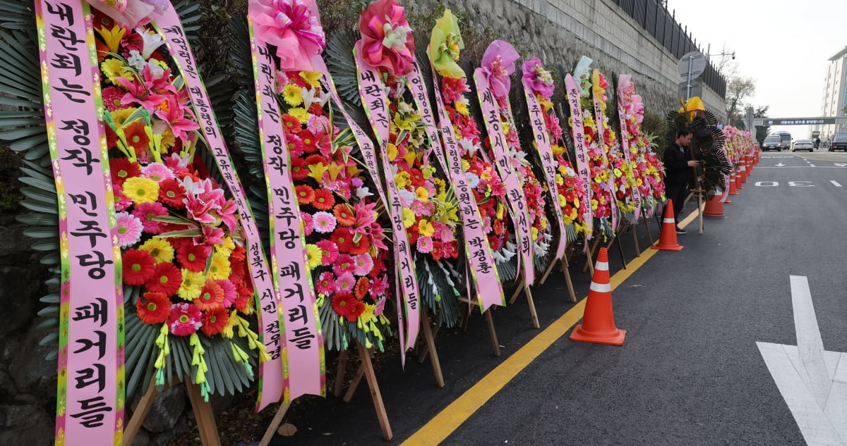 11일 오전 서울 용산구 대통령실, 청사 앞에 윤석열 대통령 지지 화환이 놓여있다. 사진=이승환 기자