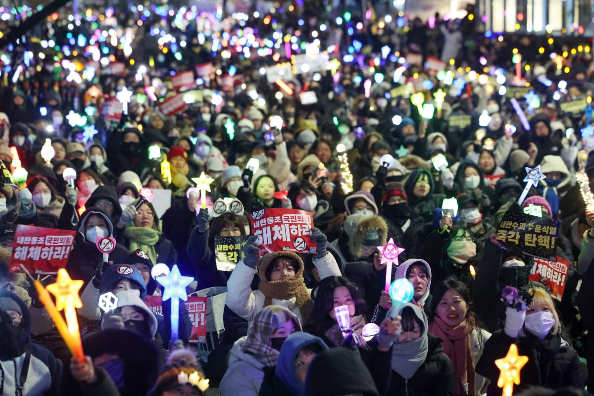 윤석열 대통령에 대한 두 번째 탄핵소추안 표결을 하루 앞둔 13일 국회의사당 앞에서 시민들이 피켓과 응원봉을 들고 탄핵을 촉구하는 시위를 벌이고 있다. 사진=한국경제신문