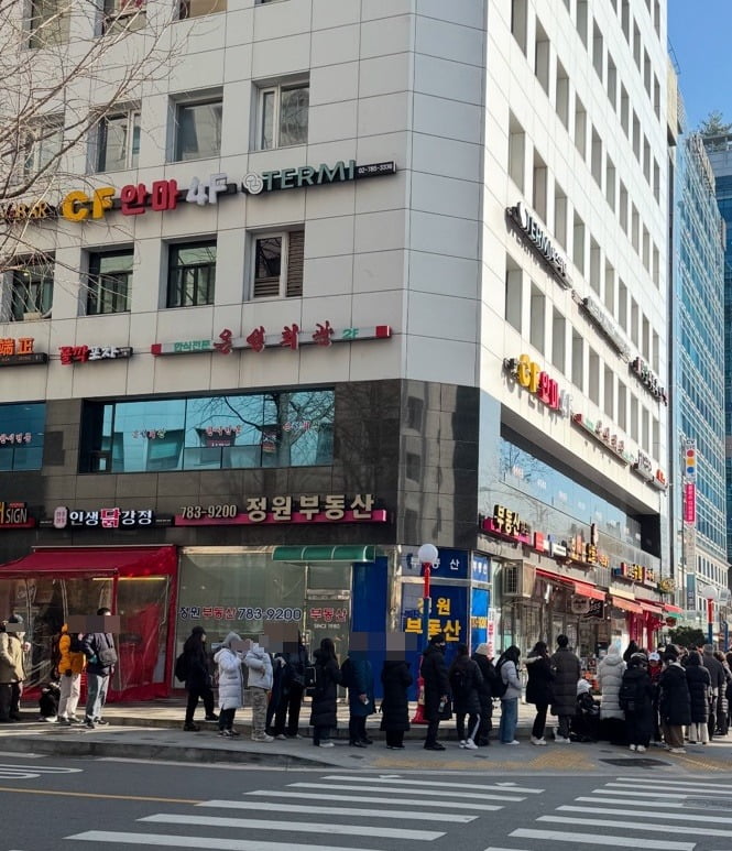 여의도 C 김밥 가게에 '선결제 김밥'을 기다리는 시민들이 줄을 서 있다. 투표에 참여하지 못하는 시민들은 자발적으로 선결제 등을 통해 '탄핵 반대' 시위를 독려하고 있다. 사진=독자 제보