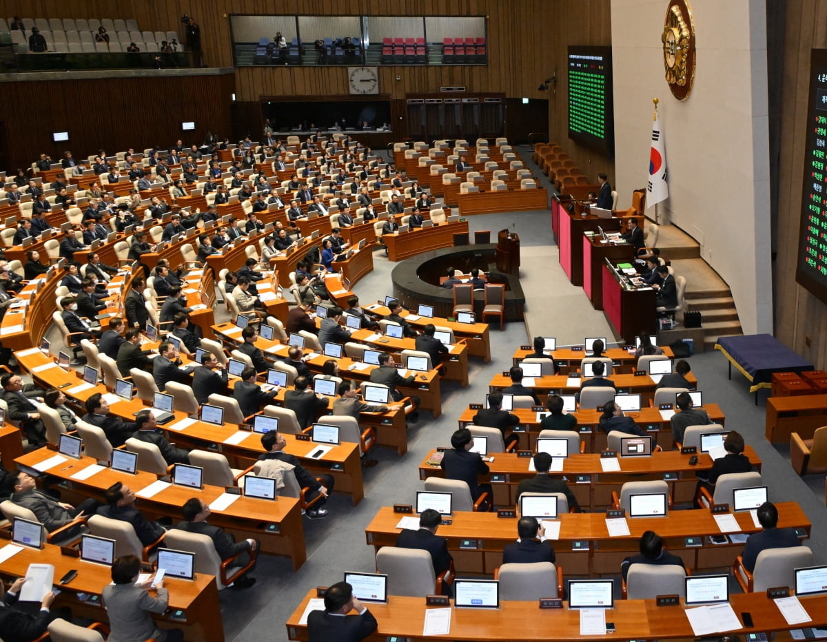 [속보] 윤석열 2차 탄핵소추안 '가결'···찬성204·반대85·기권3·무효8   