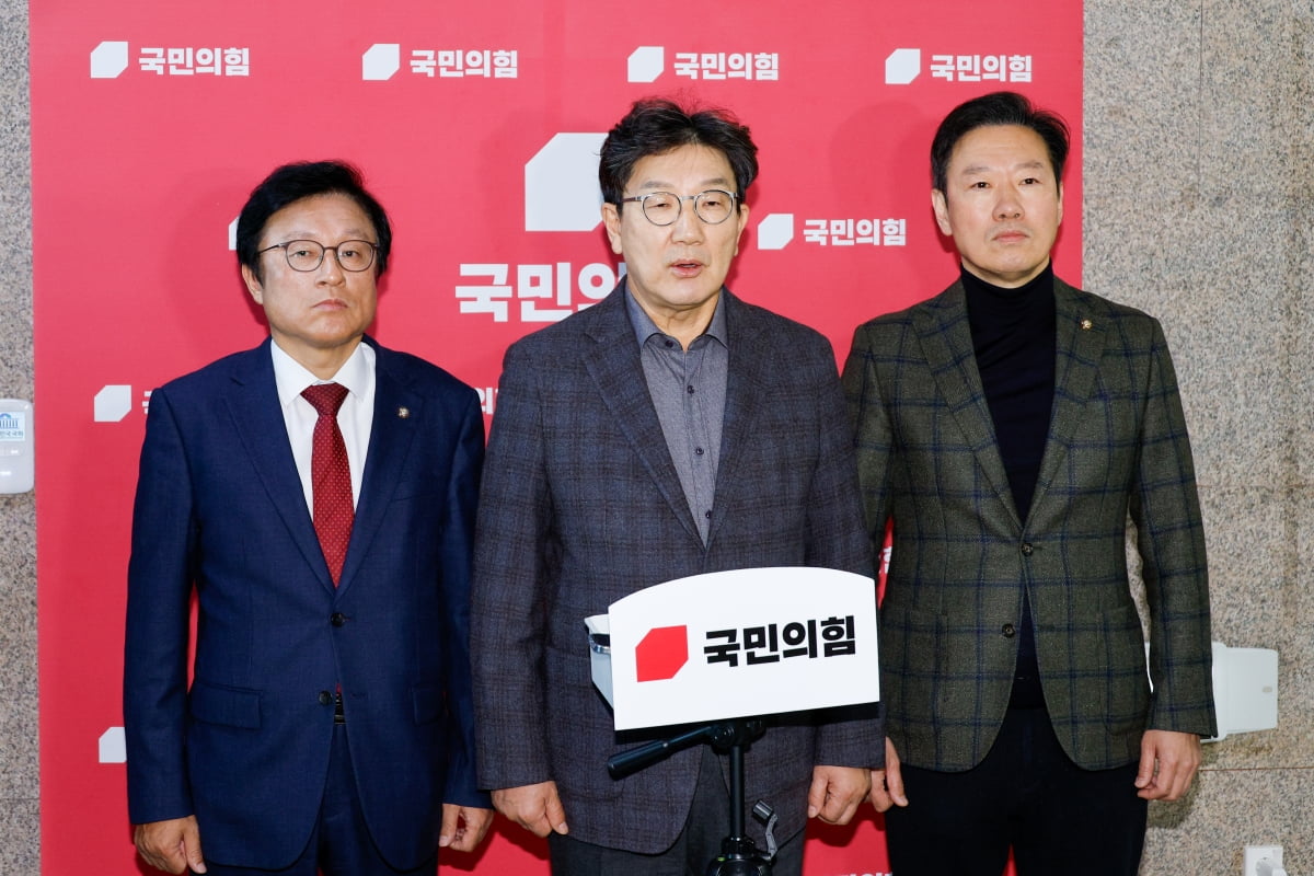  권성동 국민의힘 원내대표가 15일 오후 서울 여의도 국회에서 취재진의 질문에 답하고 있다. 왼쪽부터 박형수 원내수석부대표, 권 원내대표, 박수민 원내대변인. 사진=뉴스1 제공