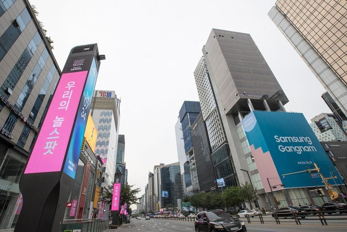 강남대로에 설치된 미디어폴. 사진=삼성전자