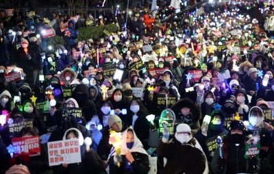 정치의 암초에 걸릴 뻔한 K컬처, 그 위기를 넘어 [김희경의 컬처 인사이트]