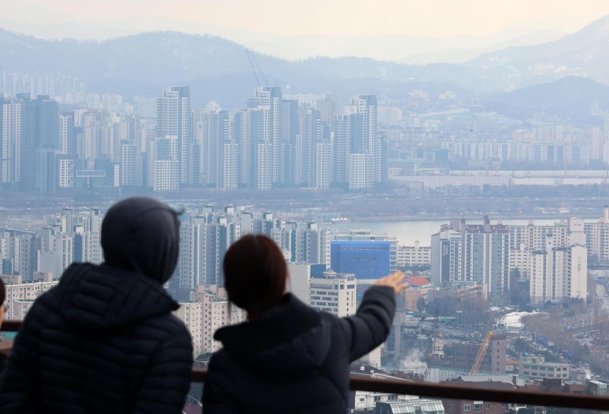 서울 남산에서 바라본 아파트 단지들. 사진=한경 김병언 기자