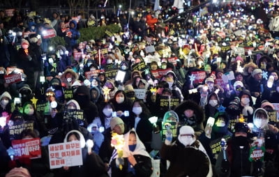 'K-민주주의'는 세계의 또 다른 희망이 될 수 있을까[2025키워드, 한국인⑨]