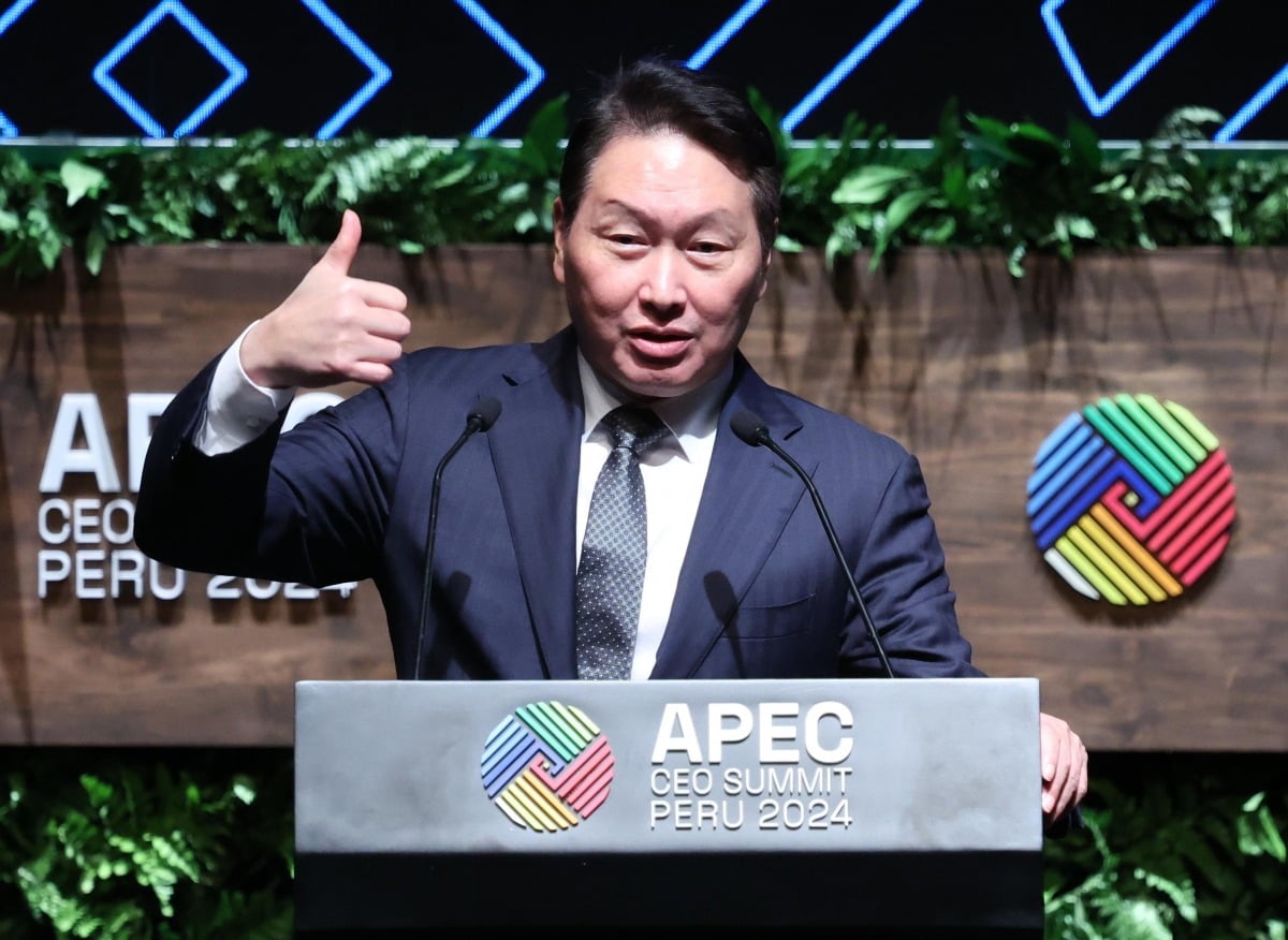 2025 경주 APEC CEO 서밋 의장을 맡게 되는 최태원 대한상공회의소 회장이 2024년 11월 15일(현지 시간) 페루 리마 국립대극장에서 열린 아시아태평양경제협력체(APEC) CEO 서밋에서 지휘봉을 인수한 뒤 2025년 행사 주제와 계획을 밝히고 있다. 사진=연합뉴스