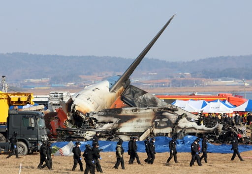 29일 오후 전남 무안군 무안국제공항에서 발생한 항공기 폭발사고 현장에서 소방대원들이 구조작업을 펼치고 있다.