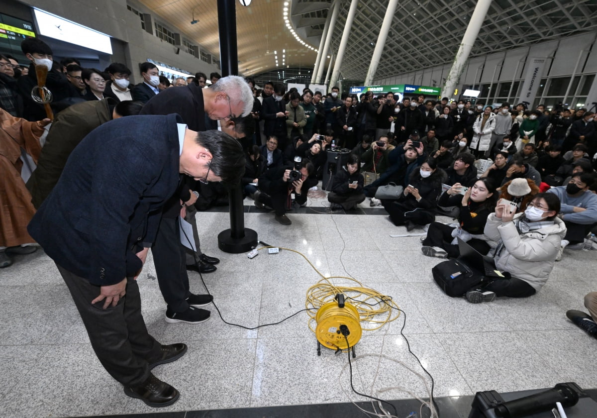 김이배 제주항공 대표이사가 29일 전남 무안군 무안국제공항에서 유가족들을 만나 사과하고 있다. 사진=한경 최혁 기자