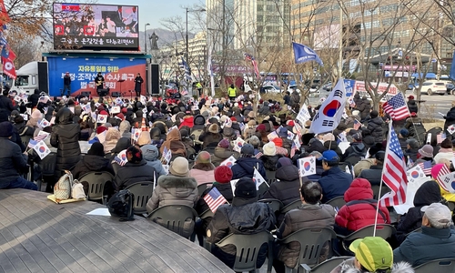 연일 타오르는 국회 앞 '촛불'…탄핵소추안 통과 촉구